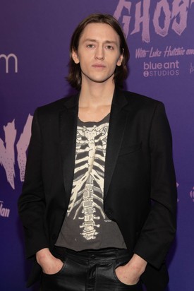 A 16 éves Xavier Thorpe - Wednesday iskolatársa - bőrébe Percy Hynes White bújt, aki jelenleg 23 éves (2001. október 8.)