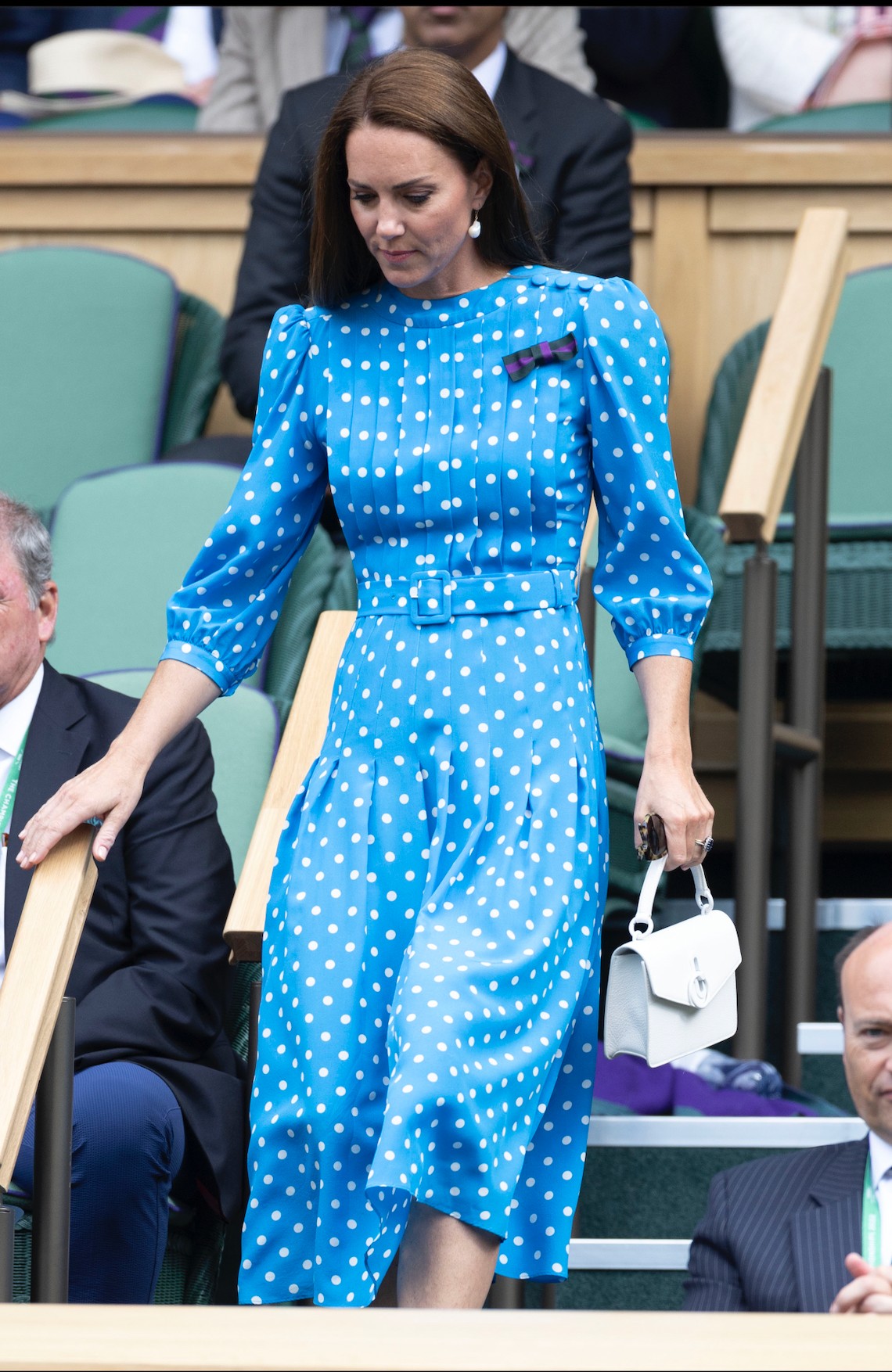 2022 - Katalin hercegné Alessandra Rich elegáns pöttyös maxiruhájában sétált a lépcsőn, amely néhai anyósa, Diana hercegné stílusát közvetíti. Még Wimbledon fenntartható témáját is figyelembe vette, és újrahasznosított egy ruhát a gardróbjából.