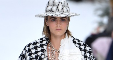Meglepő sztárvendég, lenyűgöző hófödte táj, síró modellek - Karl Lagerfeld ezzel a kollekcióval búcsúzott a divatvilágtól