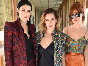 Bruce Willis és Demi Moore lányai közösen pucérkodnak egy fürdőkádban!