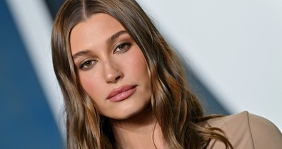 Hailey Bieber most már határozottan barna hajú lett