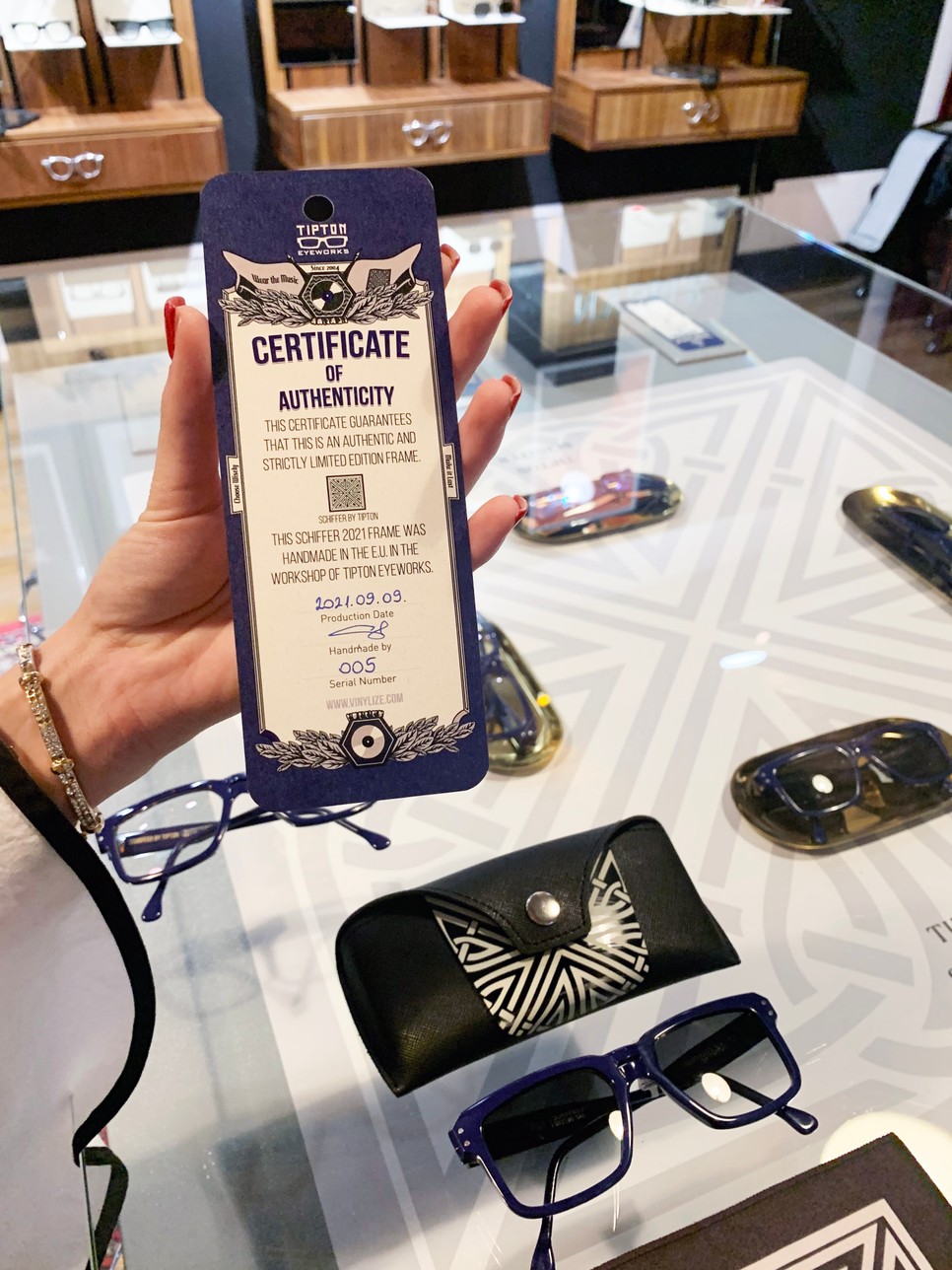 Ez a szemüvegkeret kompormisszumok nélkül született: megérkezett a Tipton x Schiffer