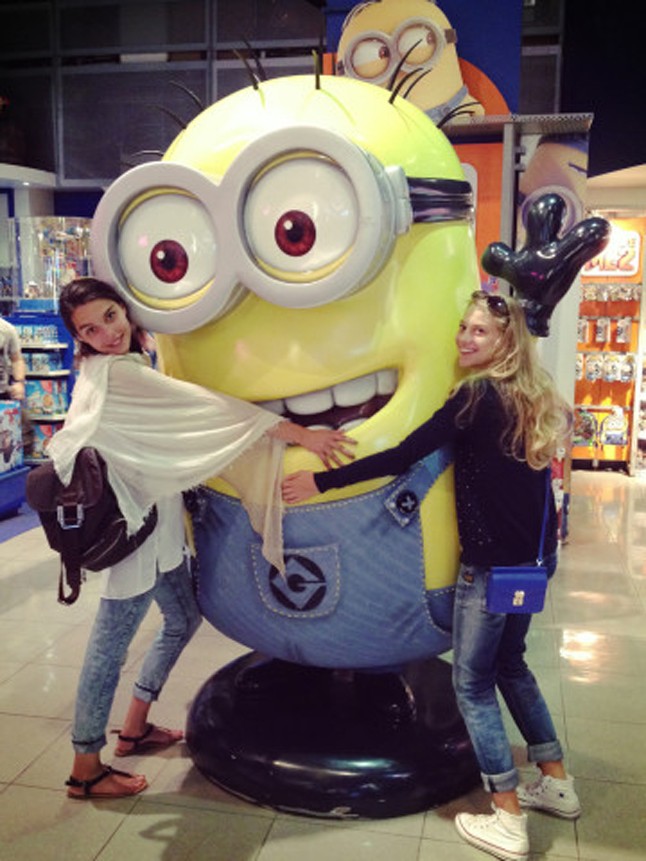 Vanessa tesói ellátogattak a Times Squaren található Toys `R Us-ba, ahol több mint egy órát töltöttek. Itt pedig kedvenc minionjukkal pózolnak a Grúból.