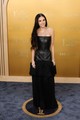 Demi Moore egy merész, fekete bőr Bottega Veneta ruhában jelent meg, amely peplum stílusú, fűzőszerű ejtett derékrésszel tette emlékezetessé a szettet. A 62 éves színésznő természetes hatású sminket viselt, megjelenését pedig egy Jean Schlumberger által tervezett, gyémántokkal díszített Tiffany & Co. nyaklánccal, karkötővel, fülbevalóval, valamint gyűrűvel egészítette ki. 