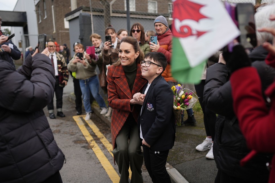 Katalin hercegnét óriási tömeg fogadta, amikor kilépett a farmergyárból