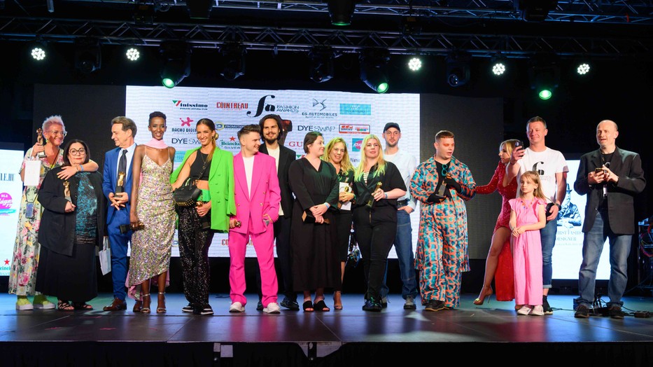 A Fashion Awards Hungary 2022-es díját nagyon elismert alkotók vihették haza. Balról jobbra: Koczka, Sipos Zita, Hajas László, Said Mahdi Kafiya, Kerényi Virág, Demeter Richárd, Ajkai Dávid, Zsigmond Dóra, Forintos-Szűcs Anita, Szegedi Kata, Benus Dani, Csalár Bence. A szervezők: Szinte Lóránt 