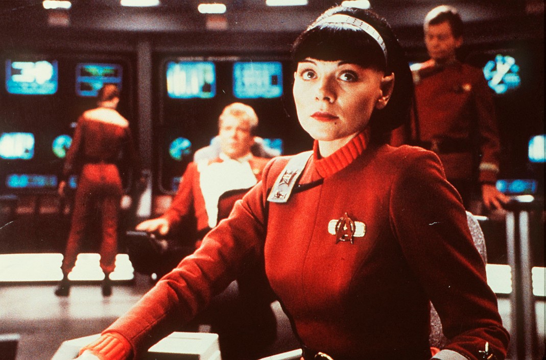 Igen, Kim Cattrall a Star Trekben is feltűnt, ahol Valeris bőrébe bújt. (1991)