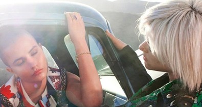 Rebellis énekesnő, kopasz lány - a Just Cavalli szabad szerelmet hirdet