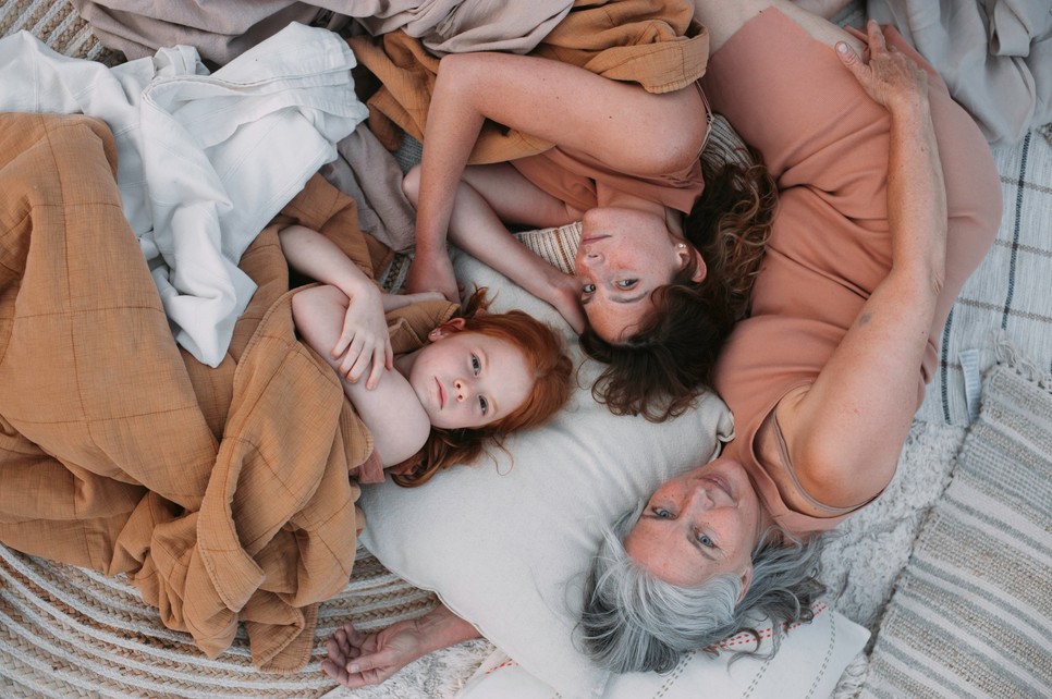 A Csendben nő fesztivál a generációkon átívelő női tudás megosztására is törekszik. Nem éreznénk magunkat ennyire egyadül, ha a különböző korú nőknek őszinte, támogató kapcsolata lenne egymással. Fotó: Szekeres Laura Virág