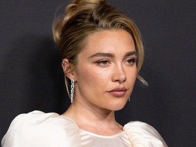 Florence Pugh melltartó nélkül bulizott Ibizán, átlátszó csipkeruhájából csak úgy ordít a meztelenség