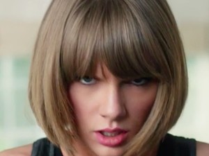 Taylor Swift szó szerint pofára esik ebben a videóban