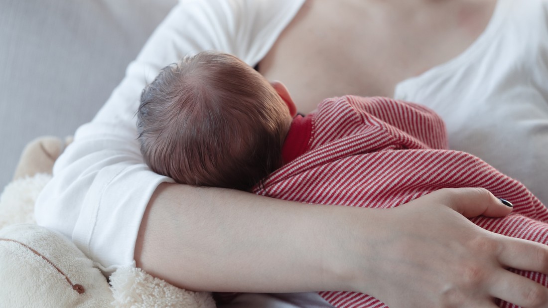 Ahogy a kismamának is meg kell tanulnia szoptatni, úgy az újszülöttnek is időre van szüksége, hogy ráérezzen a szopizásra