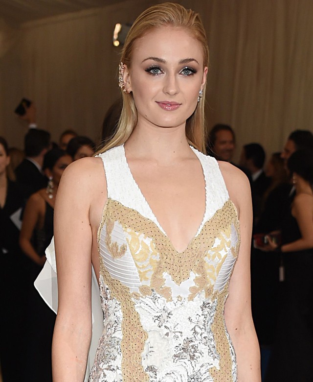 Sophie Turner óriásit spoilerezett: elárulta ki hal meg a Trónok harcában?