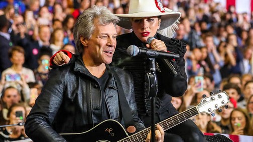 Ezt most túltolta Lady Gaga? Bizarr: náci huszárnak öltözve kampányolt Hillary Clintonnak