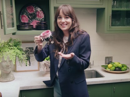 A legmegnyugtatóbb dolog, ahogy ebben a videóban Dakota Johnson körbevezet az otthonában 