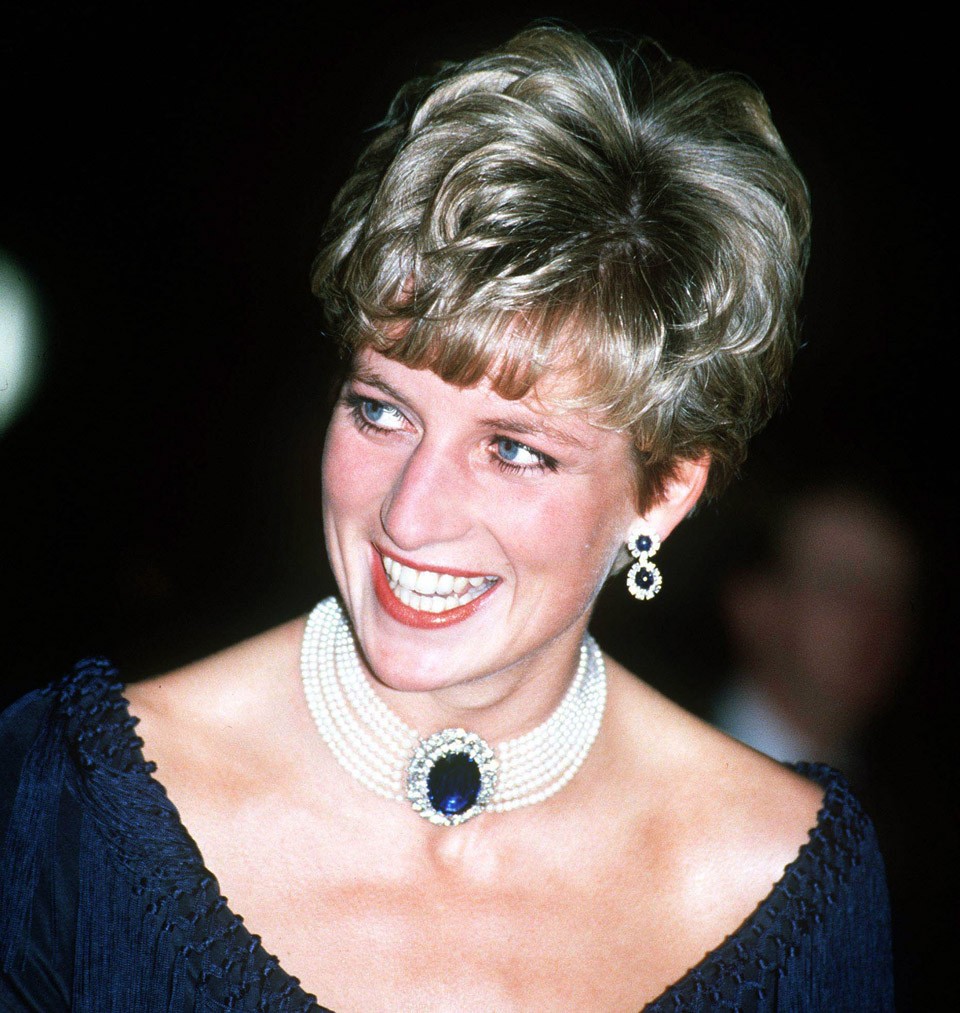  Diana szerette ezt az ékszerkombinációt, 1991-ben egy Royal Albert Hallban tartott koncerten is ezt a zafírköves szettet viselte