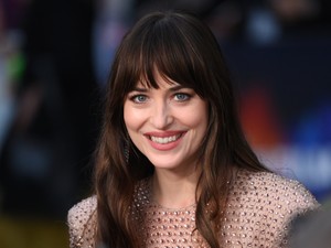 Dakota Johnson csillogó Gucci ruhában ragyogta be a vörös szőnyeget