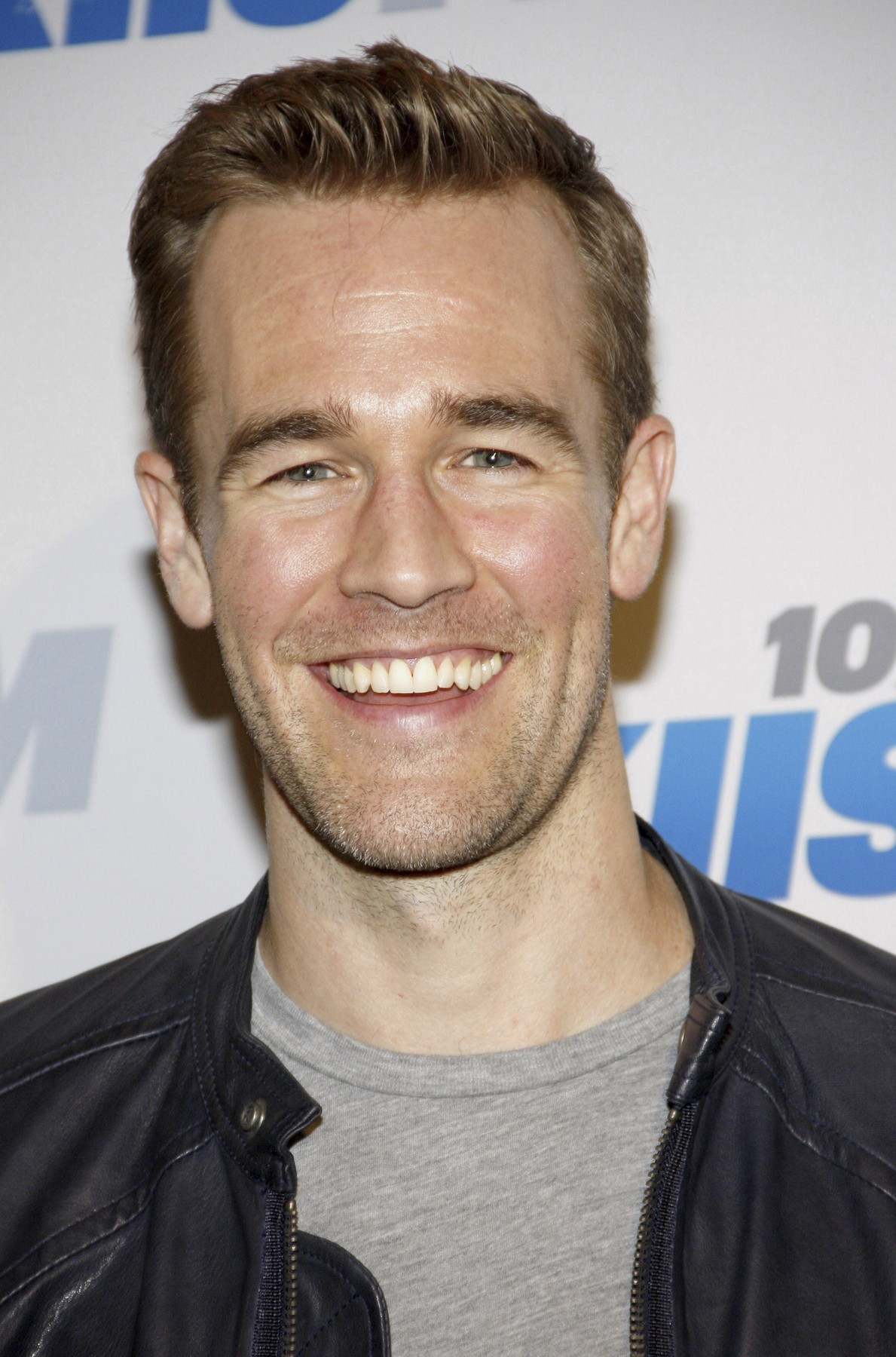 James Van Der Beek 2012. december 1-jén, Los Angelesben, a KIIS FM Jingle Ball rendezvényén. Abban az időben kezdett el tudatosan távolodni a ’90-es évek tinisztár-imidzsétől, és egy érettebb, önazonosabb pályát felépíteni magának. 