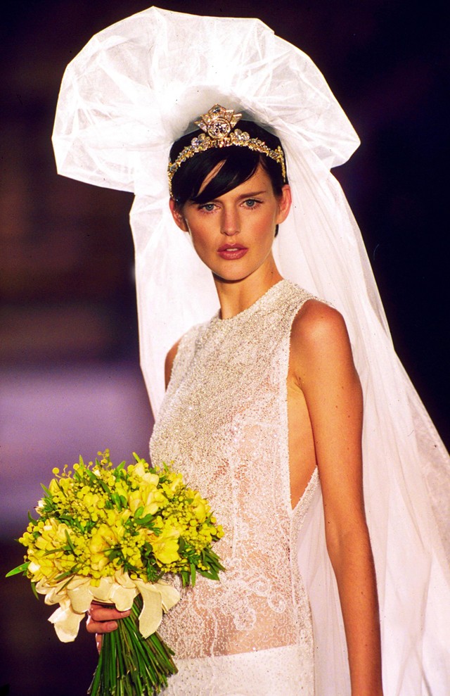 1996-ban a Versace kifutóján