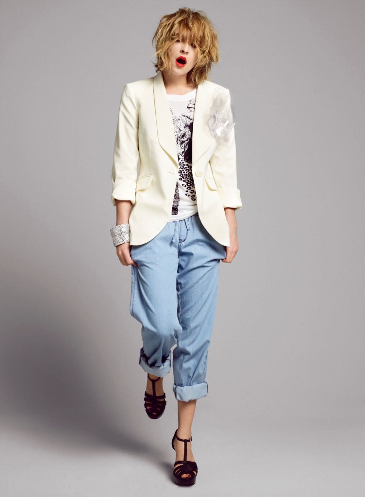 A laza, mégis elegáns farmer + blézer kombináció már 16 évvel ezelőtt is telitalálat volt. 