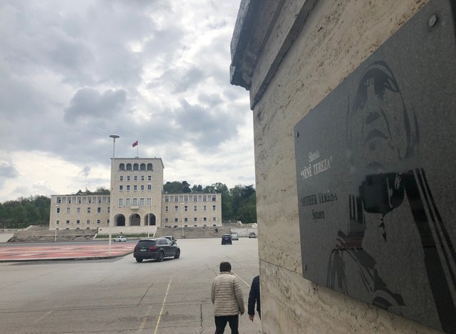 Teréz anya tér, Tirana