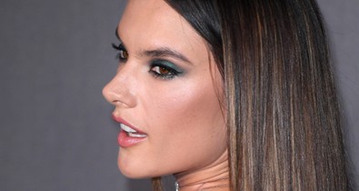 Hű! Alessandra Ambrosio melltartóban jelent meg az amfAR gálán!