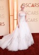 Elle Fanning egy hercegnős pillanatot élhetett át ebben a csillogó, fehér Givenchy by Sarah Burton-báliruhában. A sztár, akit először jelöltek Oscar-díjra, a legjobb női mellékszereplő kategóriában érdemelte ki a jelölést az Érzelmi érték című filmben nyújtott alakításáért.