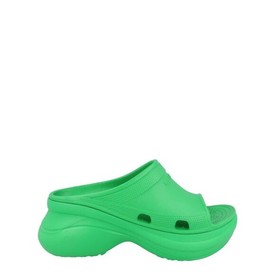 2024-ben a Balenciaga Crocs Pool Slide Sandal típusú papucsok még mindig elég extrém külsővel szántották fel a kifutókat