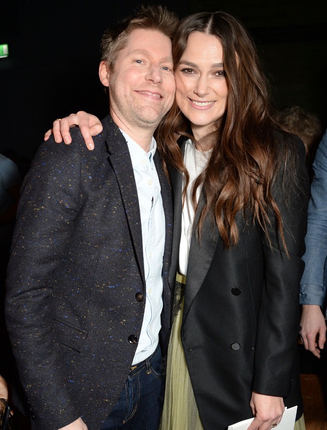 Keira Knightley és Christopher Bailey