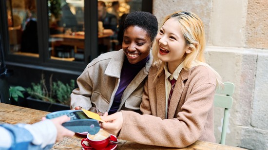 Mit tegyél, ha elfogy a pénzed, amíg külföldön vagy? Szakértő válaszol