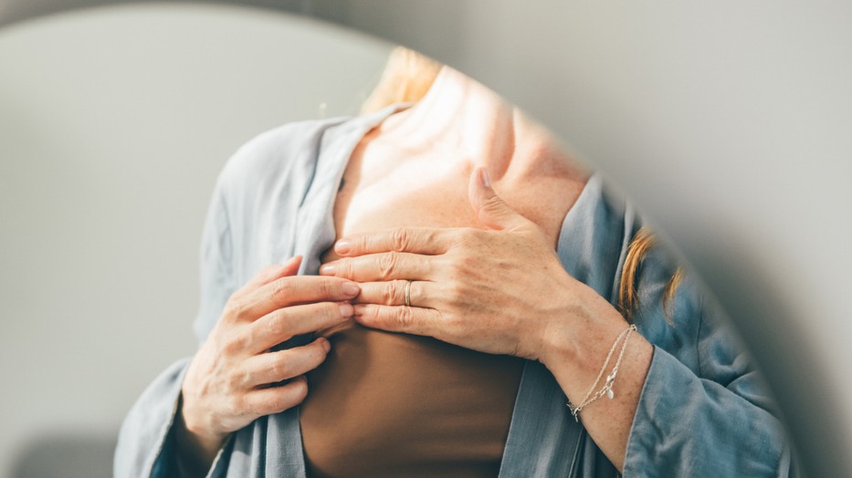 A mellrák korai tüneteit nem mindig könnyű észrevenni, ezért különösen fontos, hogy mindig figyeld a tested alakulását, jelzéseit