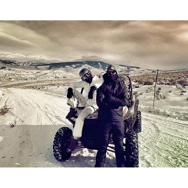 Nálunk nincs fehér karácsony, de Coloradóban Taylor Swift és Calvin Harris nagy hókalandokat élnek át.