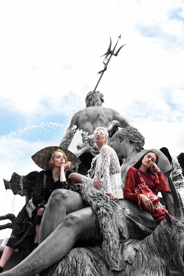 Ki mondta, hogy egy csipkekosztüm, vagy egy kristályos táska nem fér össze egy tornacipővel?