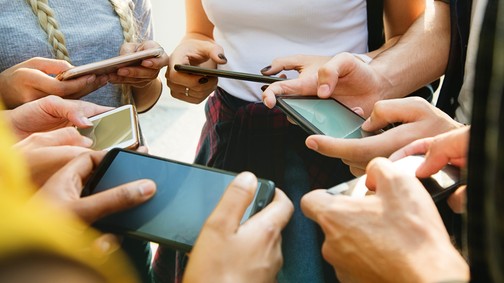 Kiszámíthatatlan idők: így formálja át a közösségi média a gyermekek életét 2025-ben