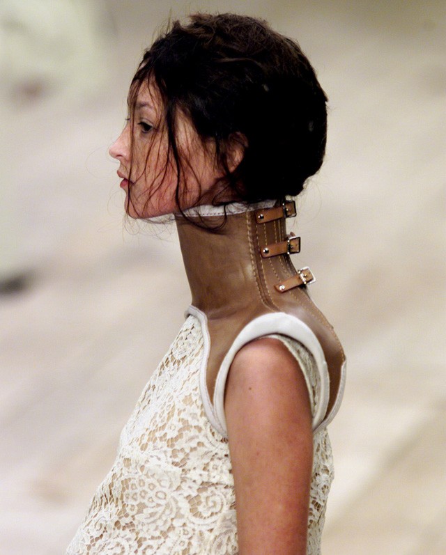 Shalom Harlow a No. 13. Alexander McQueen kollekció bemutatóján