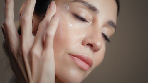 Fogyás után beesettnek látod az arcod? Íme a volumen-visszaadó újdonság tű és szike nélkül