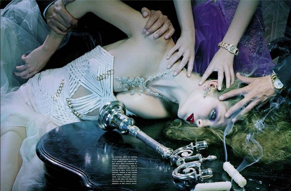 Mágia, okkult varázslat, révület - Mihalik Enikő fekete misén vetkőzött