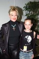Dakota Johnson és édesanyja, Melane Griffith a 2002-es Kid's Choice Awards Backstage-ében. A színésznő koptatott farmerben és egy Marilyn Monroe-t ábrázoló fekete topban pózolt.