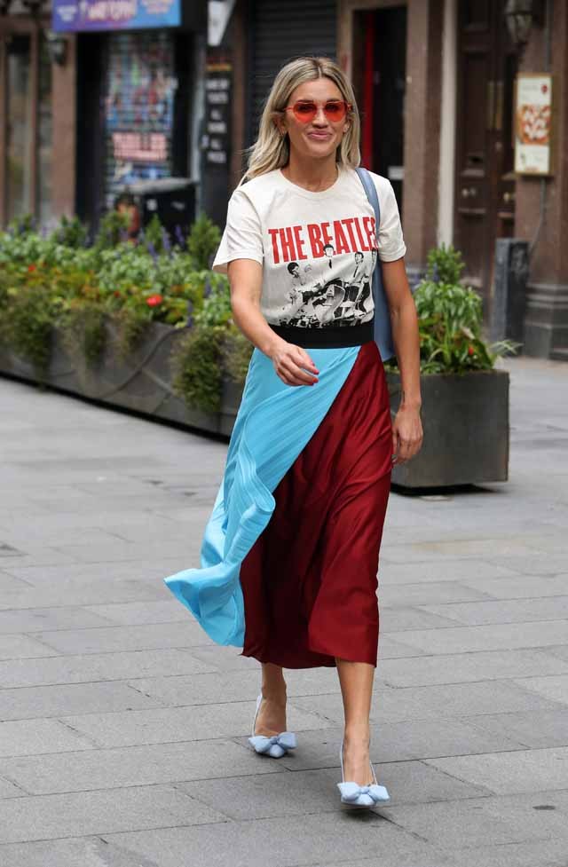 Zenekaros póló és aszimmetrikus szoknya