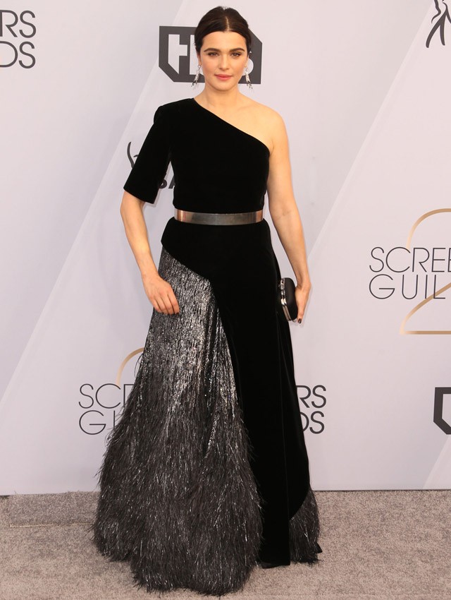 Rachel Weisz annyira gyönyörű, hogy szinte mindegy is mit vesz fel, de ez a különleges Givenchy ruha csak még jobban kiemelte a szépségét