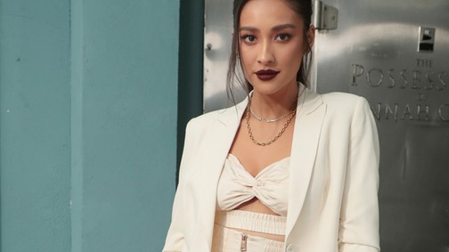 Shay Mitchell egy hullaházban szexizik bézs kosztümben