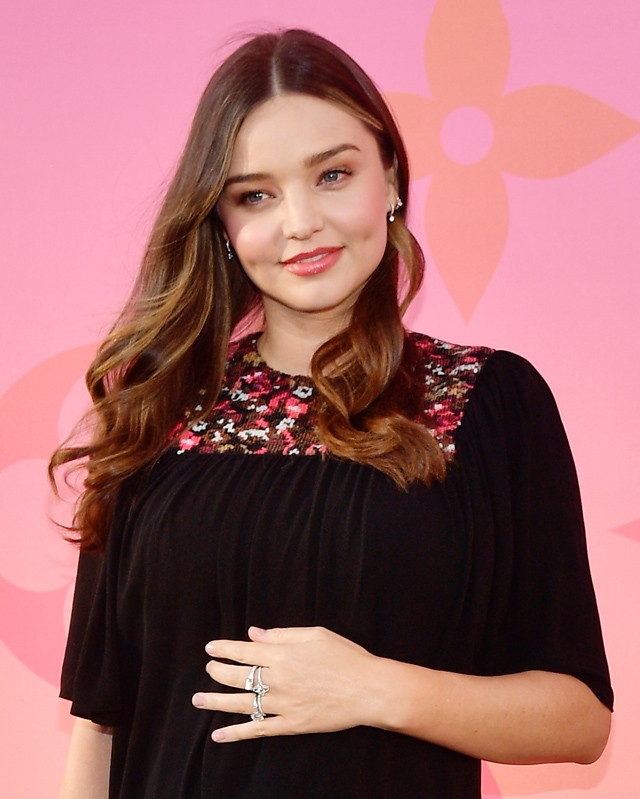 Miranda Kerr pocakja már ilyen nagy! Férje mellett pózolt a vörös szőnyegen