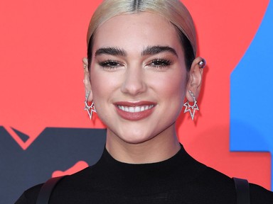 Így még tuti nem láttad: Dua Lipa hosszú szőke hajjal a vörös szőnyegen!