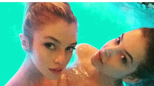 Palvin Barbara és Stella Maxwell közös pucérkodással búcsúztatják az évet