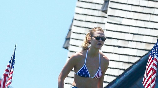 Bikini Amerika! - A sztárok nemzeti színű fürdőruhában pancsoltak