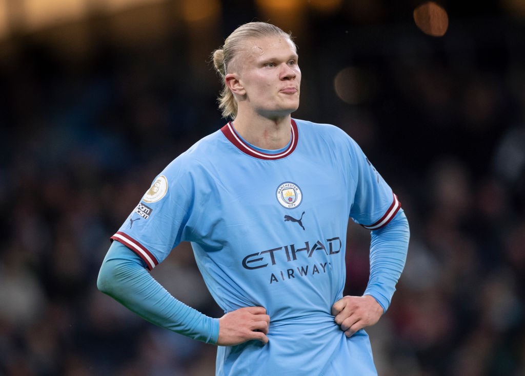 Megérkezett Angliába: a norvég csatár 2022-ben igazolt át a Manchester City csapatához, és szinte azonnal a Premier League meghatározó alakjává vált.