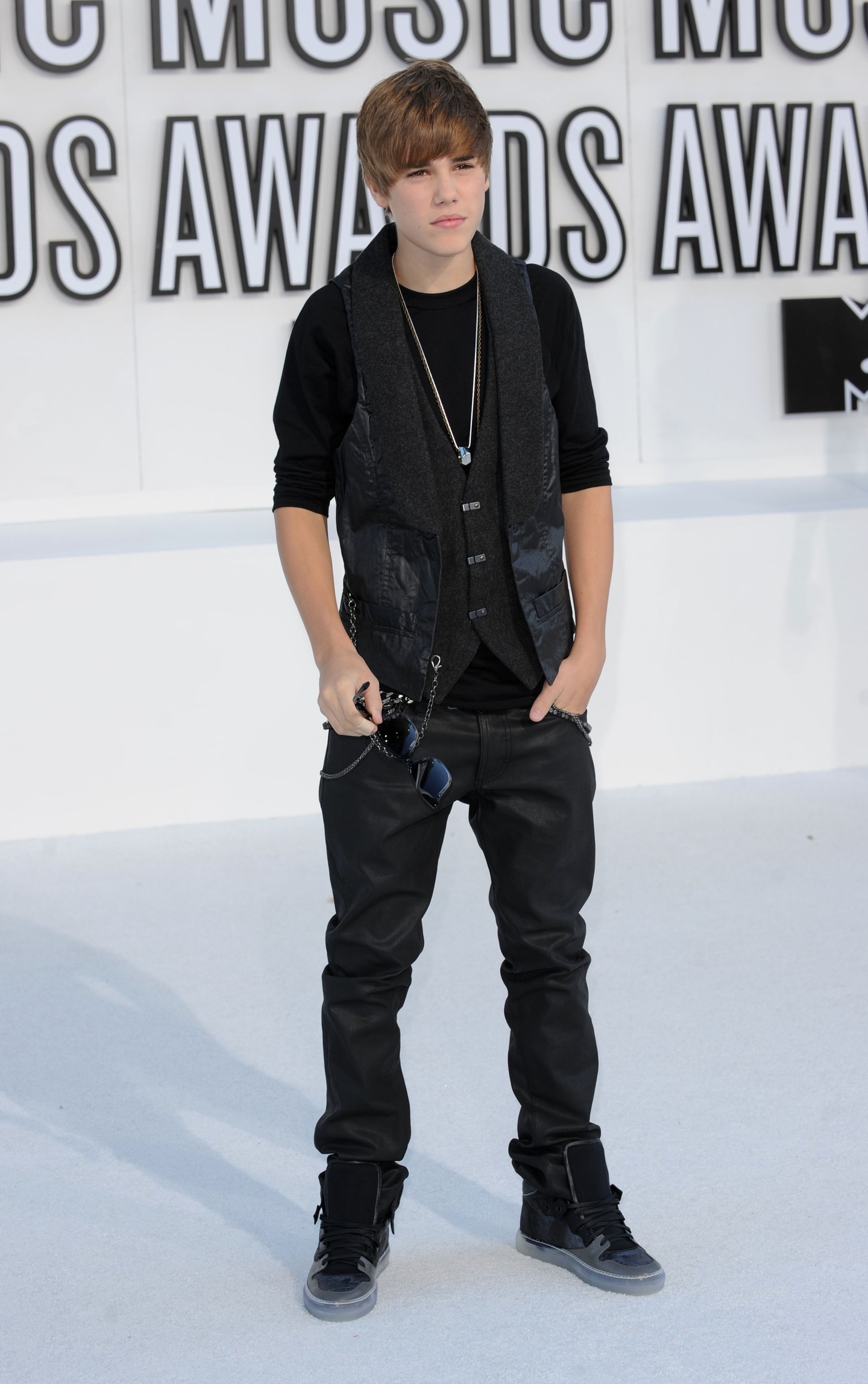 A 2010-es MTV Video Music Awards-on tetőtől talpig feketében, láncokkal a nadrágján pózolt a kameráknak. 