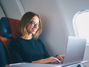 Nem tudod milyen ruhát vegyél repüléshez? Ezek a kényelmes és szupertrendi darabok a befutók!