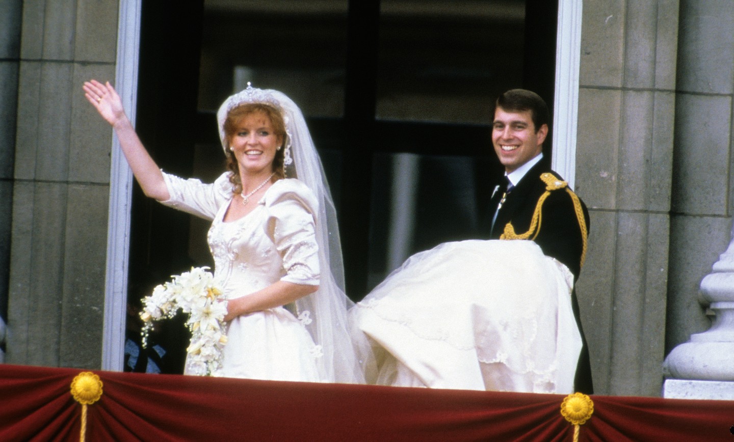 A Sarah Ferguson fején látható York Tiara értéke 248 000 dollárra tehető. A darab különlegessége, hogy Erzsébet királynő a hagyományokat megtörve ajándékozta meg a menyasszonyt ezzel a tiarával.