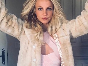 Na ne?! Az ott egy jegygyűrű Britney Spears ujján?